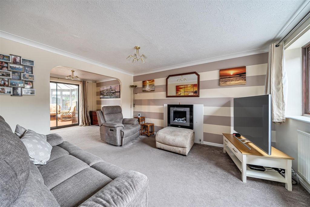 Property photo 2 of 19 Lounge