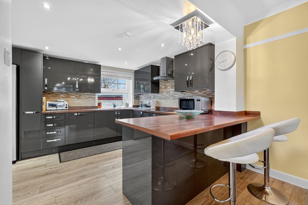 Property photo 2 of 32