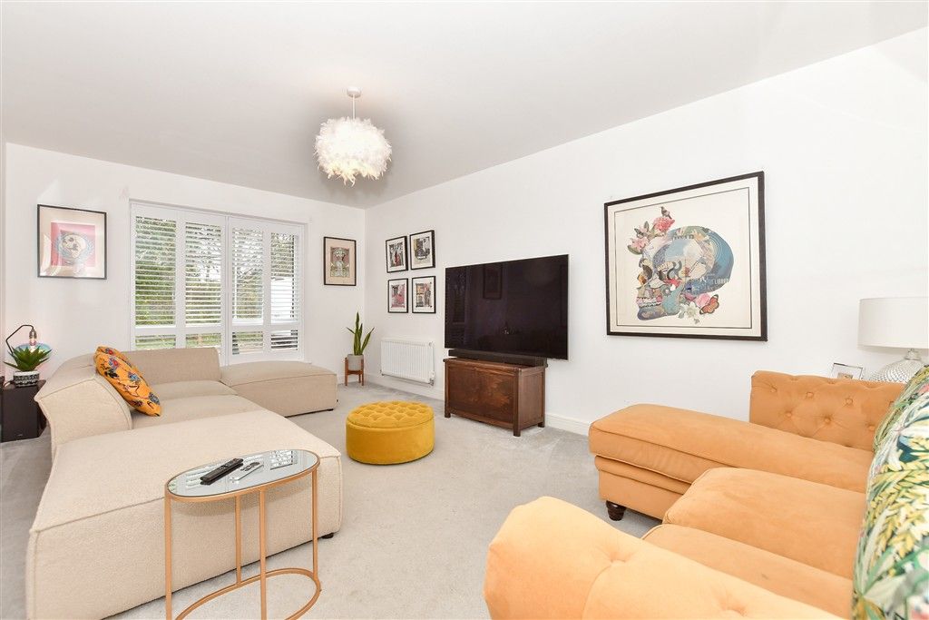 Property photo 3 of 12 Lounge