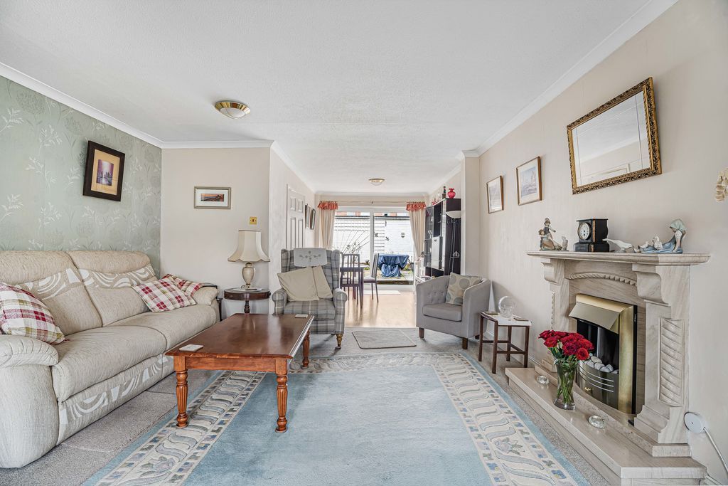 Property photo 2 of 18 Sitting Room