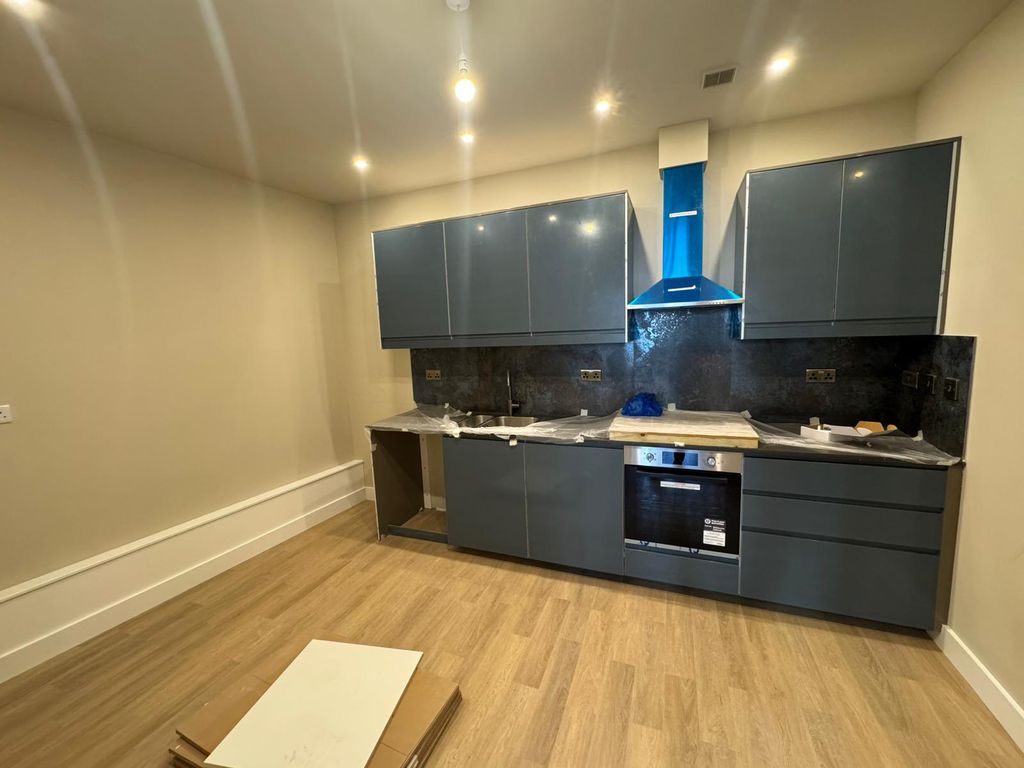 Property photo 1 of 4 Brand New Spacious Two-Bedroom Flat Located On North End, Croydon Cr0