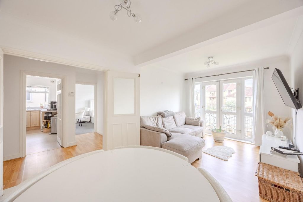 Property photo 2 of 23 Lounge