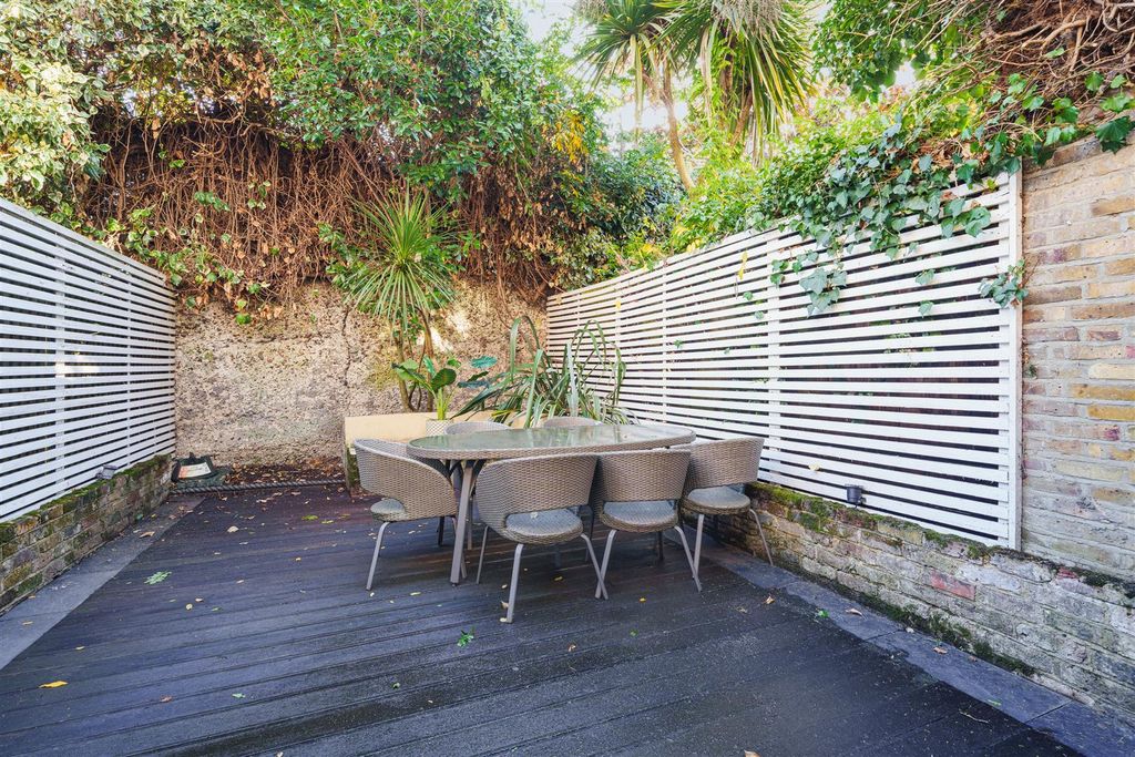 Property photo 3 of 14 Sulgrave Road