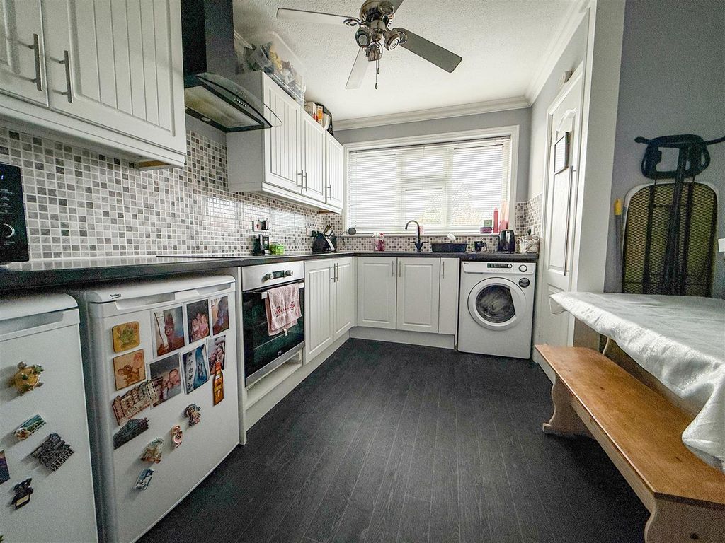 Property photo 3 of 9 Kitchen