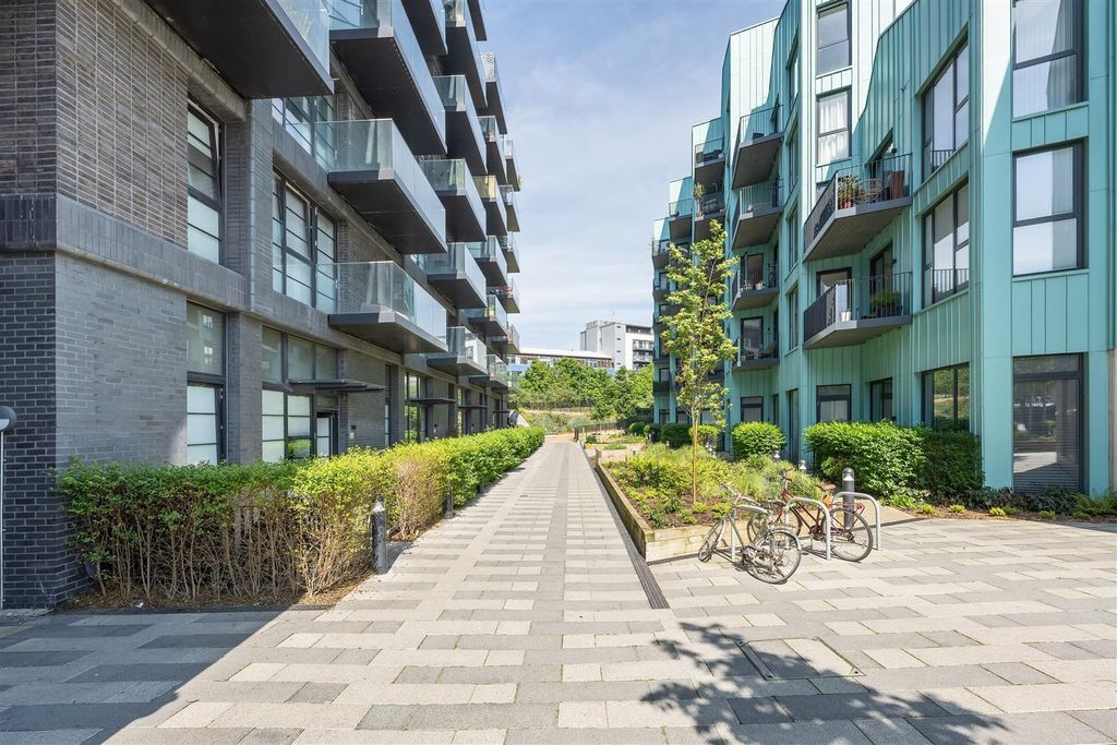Property photo 1 of 16 Hart Yard, E3