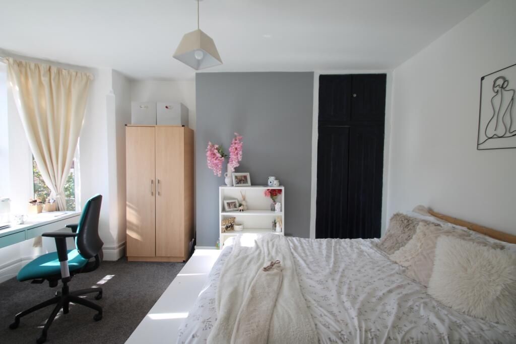 Property photo 1 of 7 A Bright And Airy Master Bedroom With A Comfortabl...
