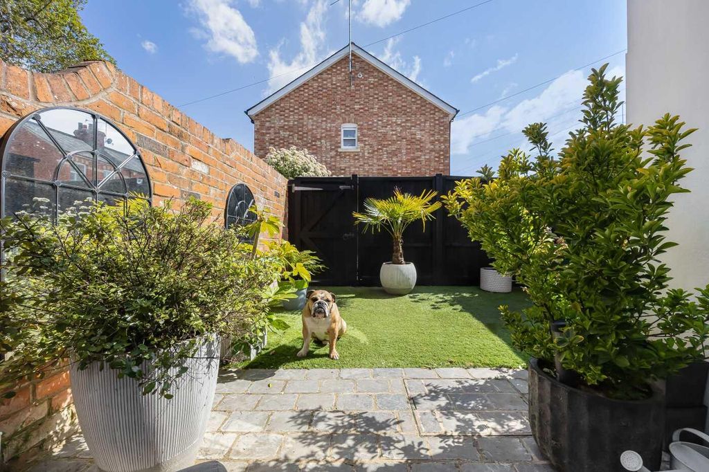 Property photo 2 of 30 South-Facing Rear Garden