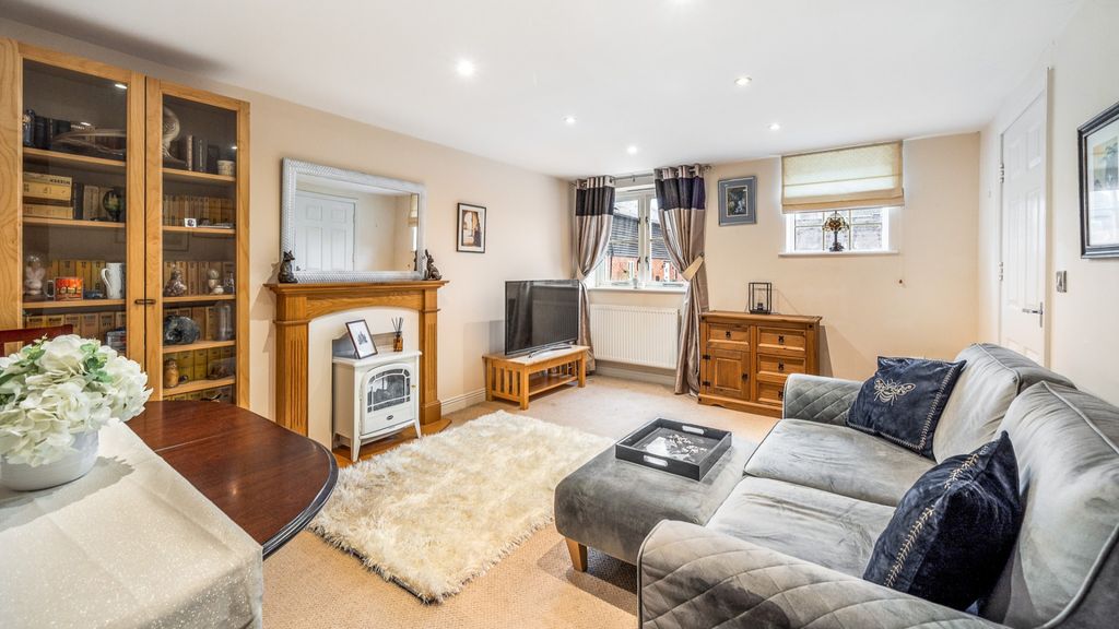 Millers Croft, Malvern WR14, 2 bed barn conversion for sale, £300,000 ...