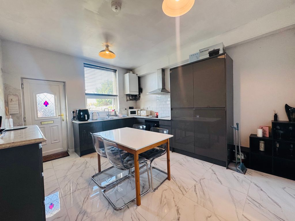 Property photo 3 of 7 Kitchen