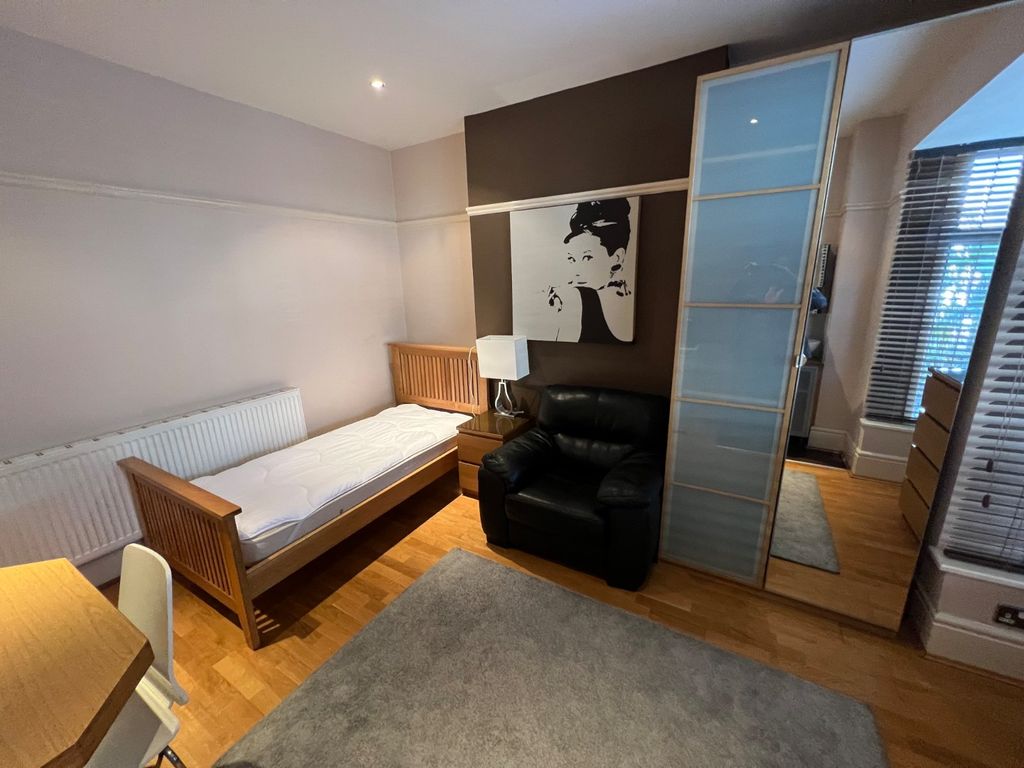 Property photo 3 of 6 Single Bedroom