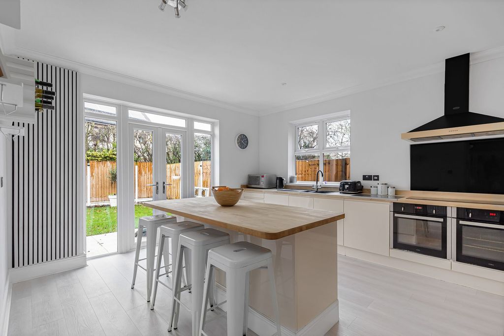 Property photo 3 of 32