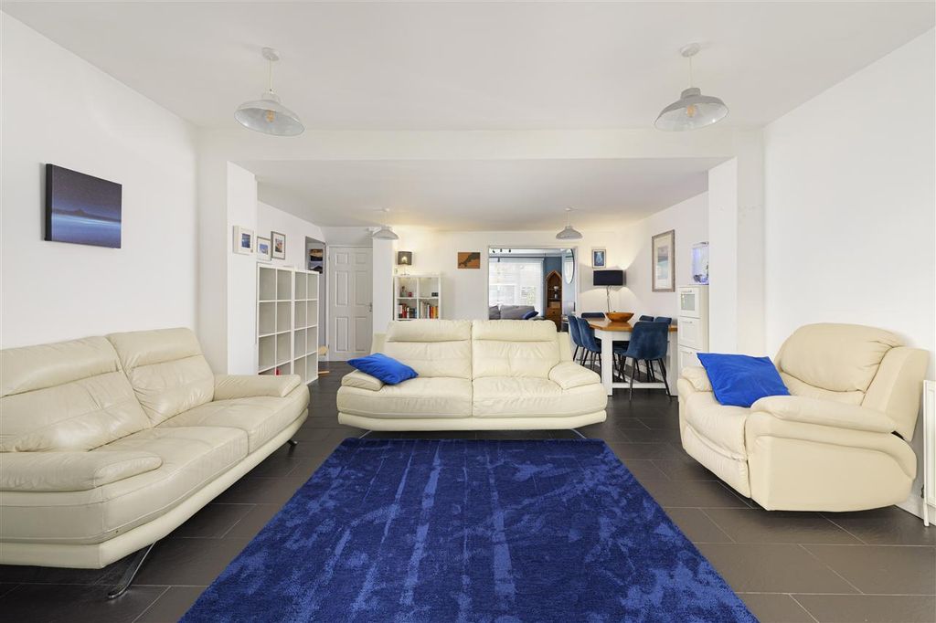 Property photo 3 of 27