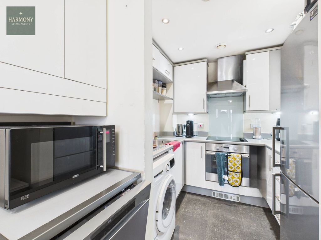 Property photo 3 of 10 Kitchen