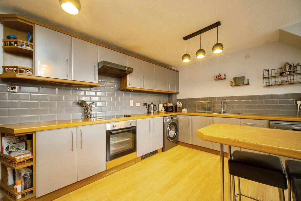 Additional image 8 of 3 bed flat for saleQueens Road, Farnborough GU14