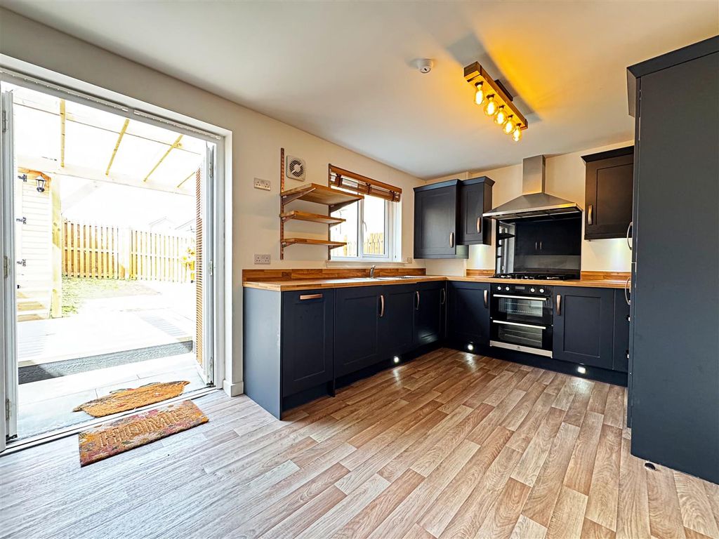 Property photo 3 of 14 Kitchen
