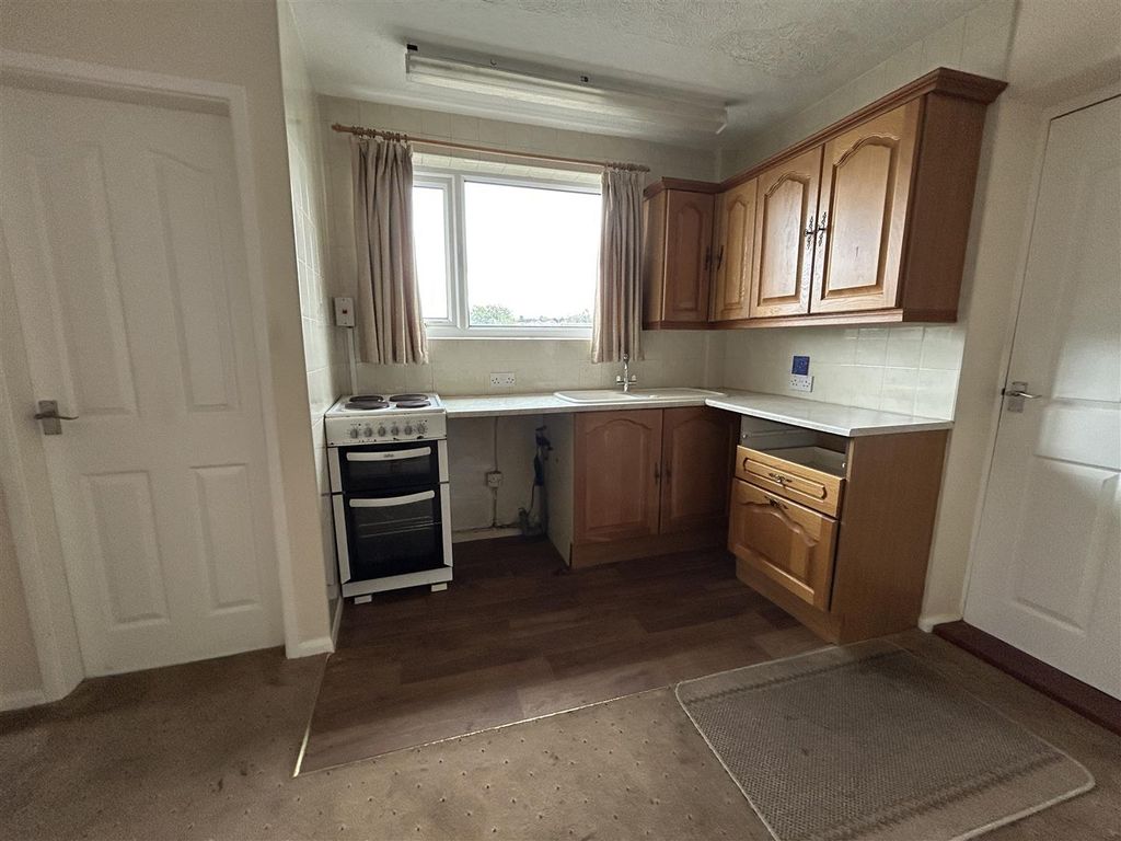 Property photo 3 of 11 Kitchen