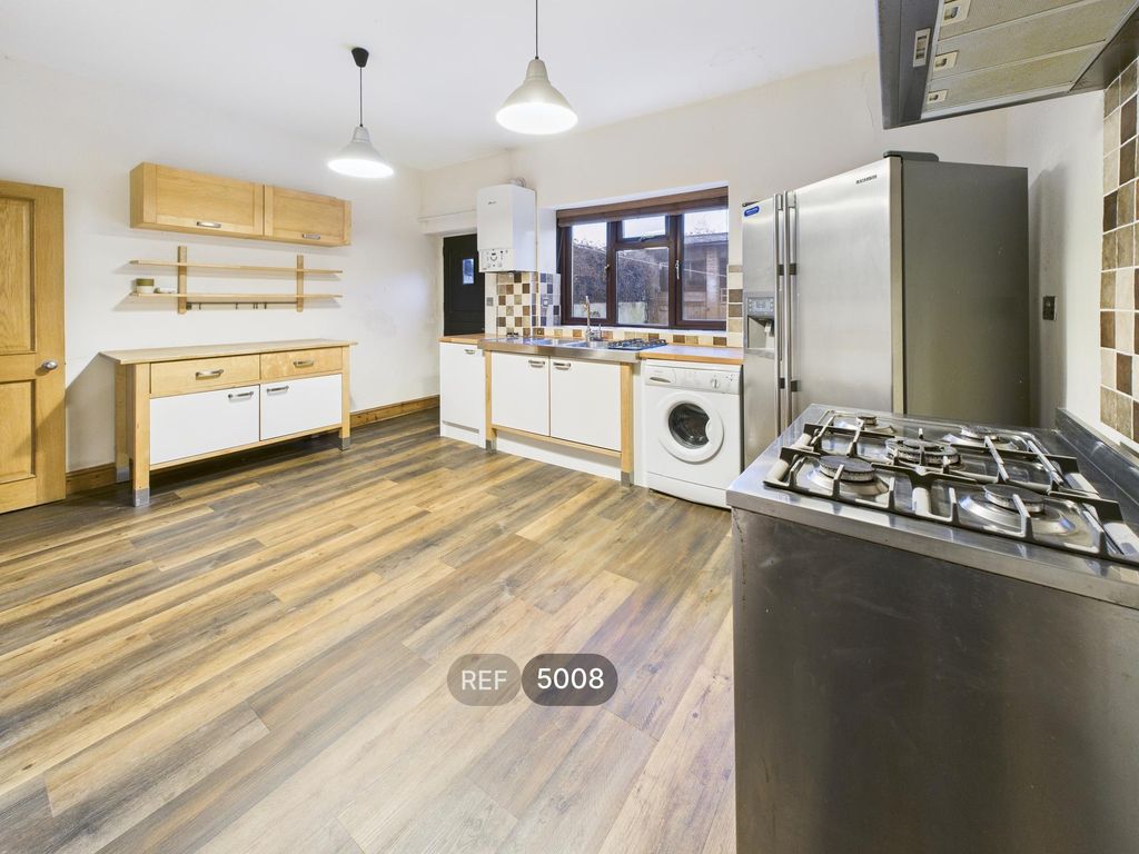 Property photo 3 of 11 Kitchen