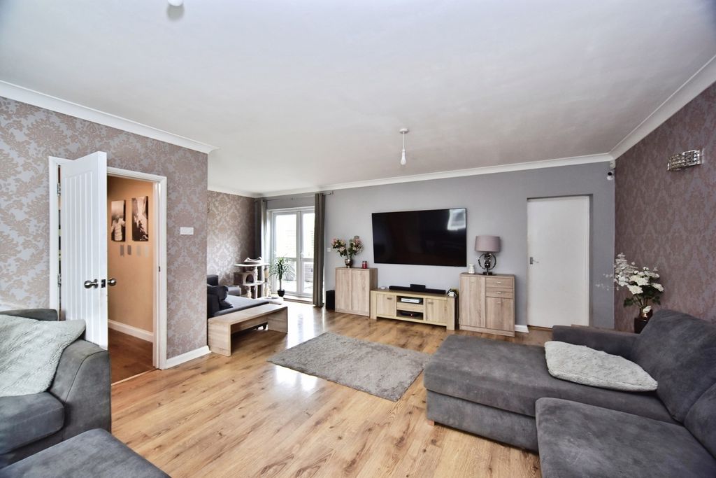 Property photo 1 of 17 Lounge