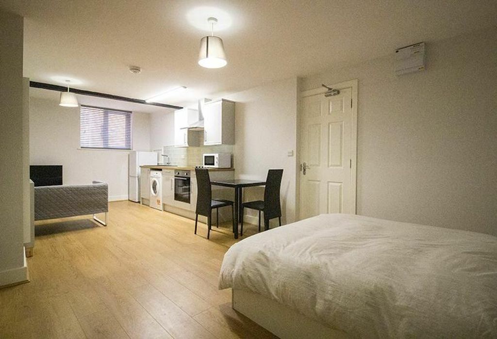 Property photo 1 of 6 A Bright And Modern Double Bedroom Featuring A Com...