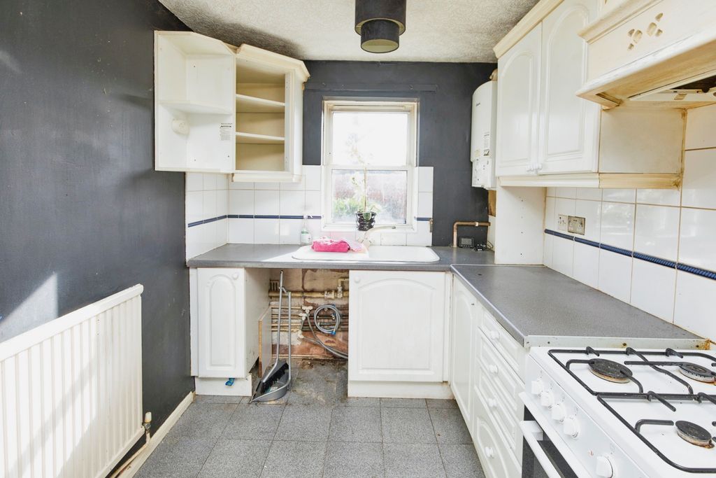 Property photo 3 of 17 Kitchen