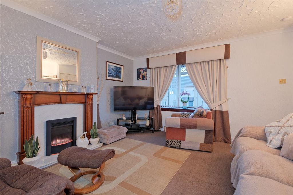 Property photo 2 of 15 Lounge