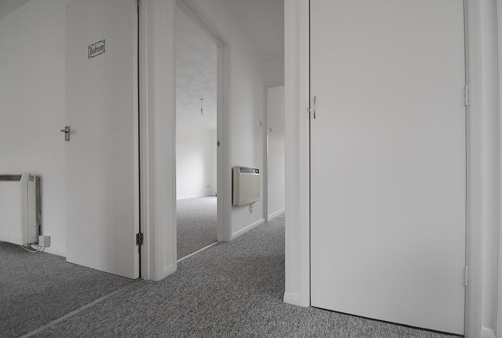 Property photo 2 of 7 Hallway