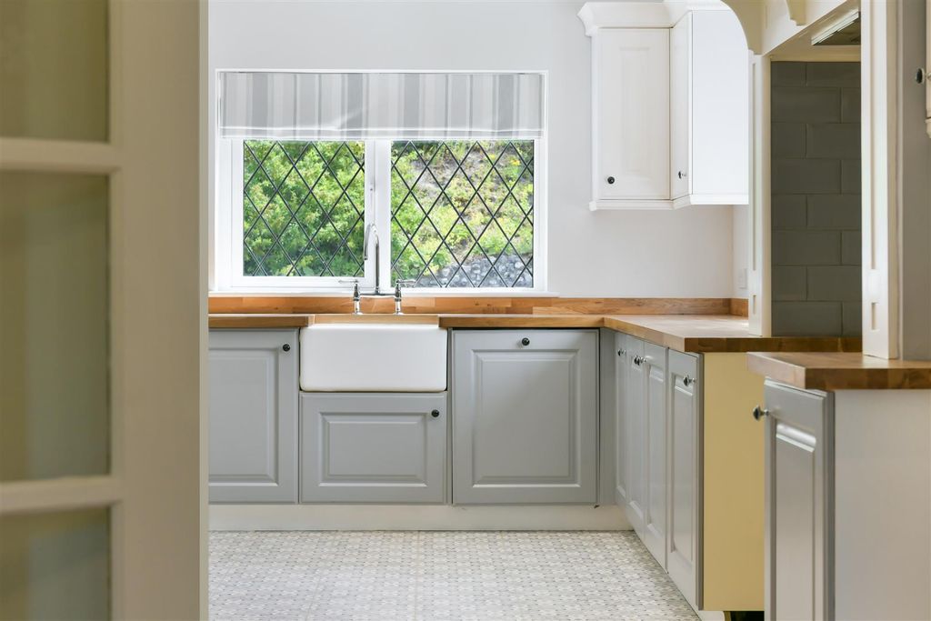 Property photo 2 of 33 Green Linnetts (8).Jpg