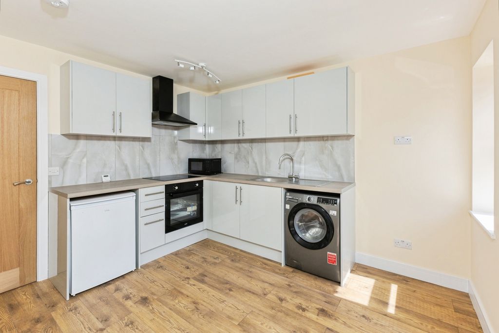 Property photo 3 of 10 Kitchen/Reception