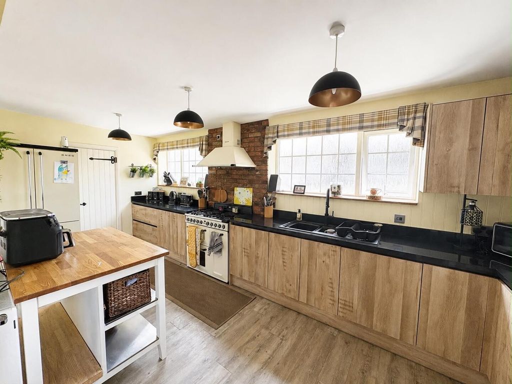 Property photo 3 of 20 Kitchen
