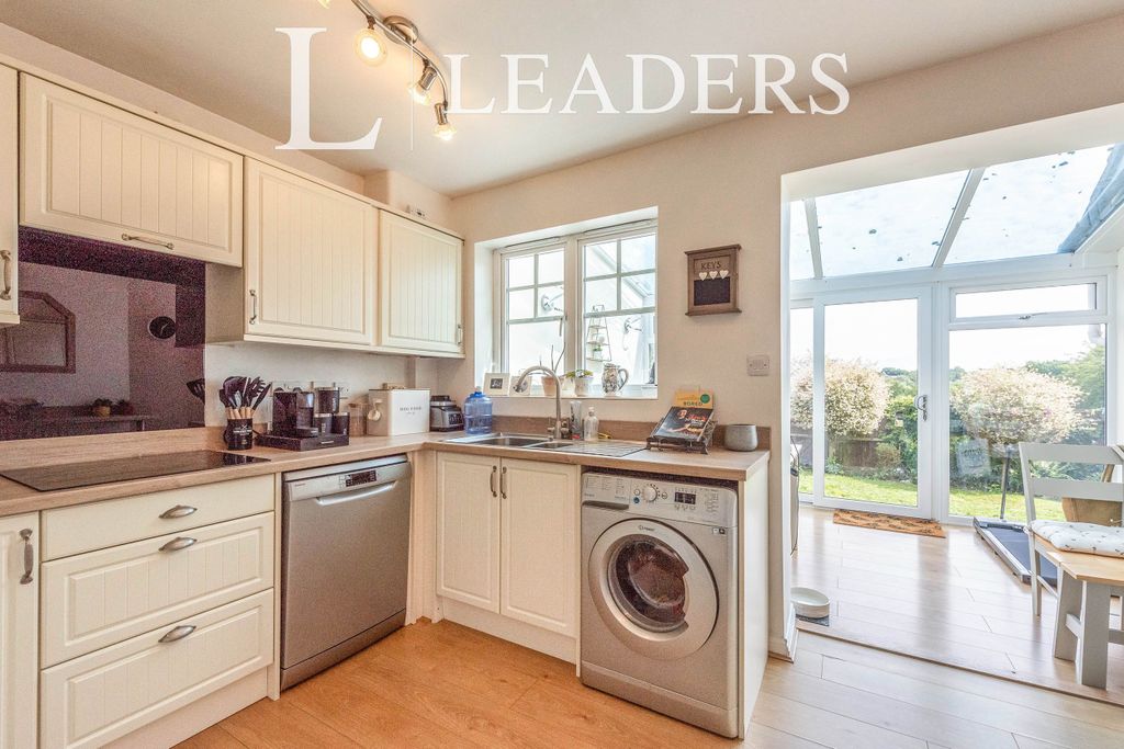 Property photo 3 of 10 Kitchen