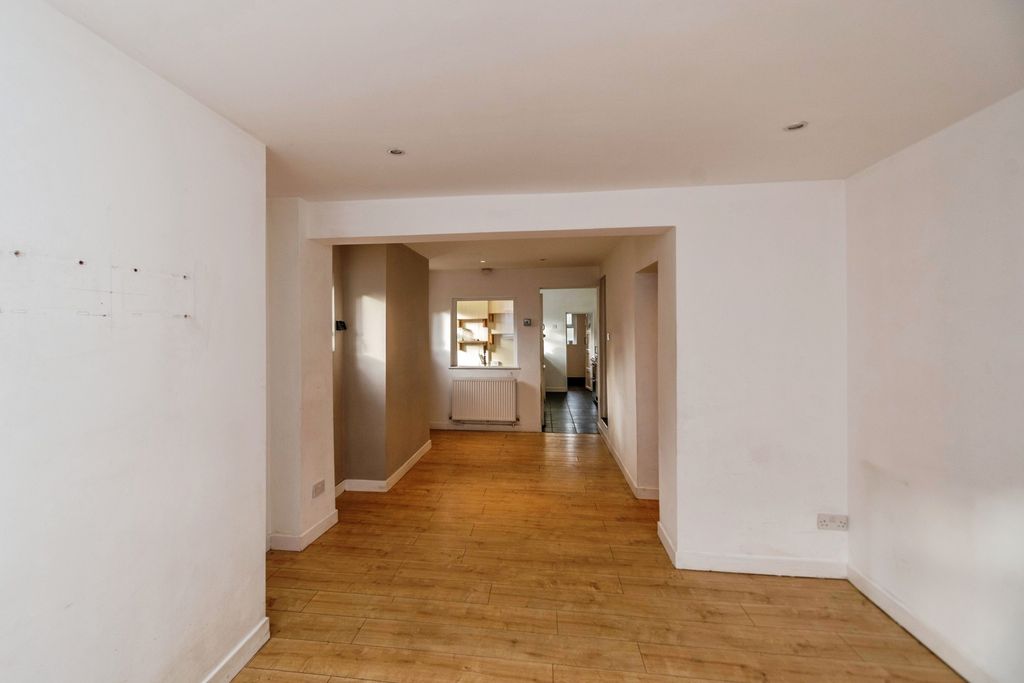 Property photo 2 of 18 Lounge