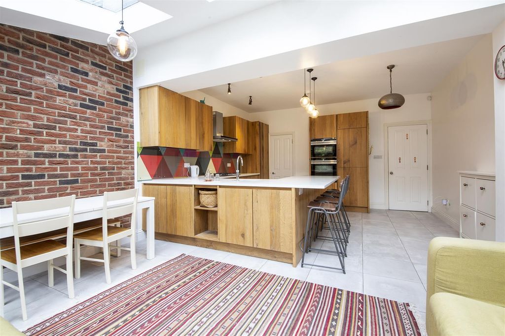 Property photo 1 of 12 119 Gassiot Road Kitchen 1.Jpg