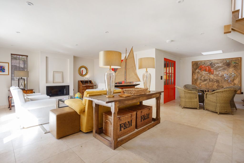 Additional image 5 of 1 bed mews for saleEast Street, Petworth, West Sussex GU28