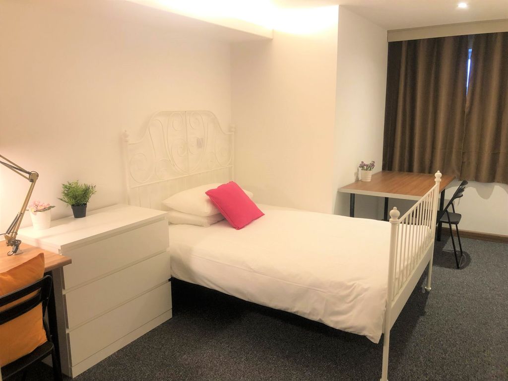 Property photo 1 of 7 A Bright And Tidy Single Bedroom Featuring A White...