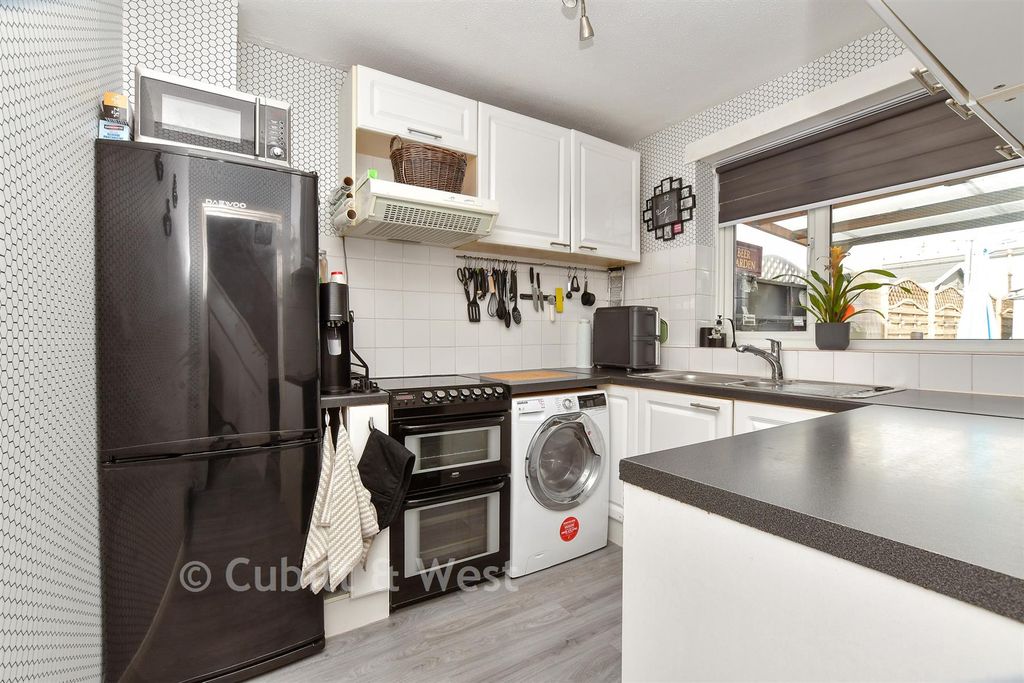 Property photo 2 of 10 Kitchen