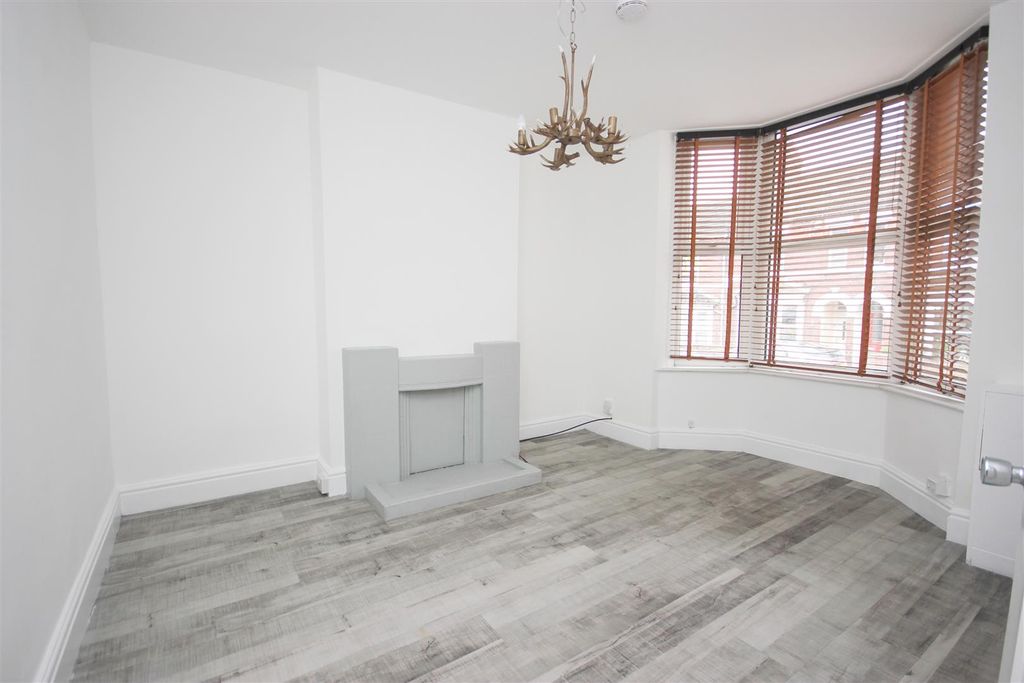 Property photo 3 of 9 Lounge.Jpg