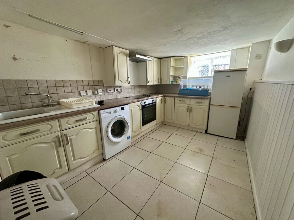 Property photo 3 of 8 Photo 4