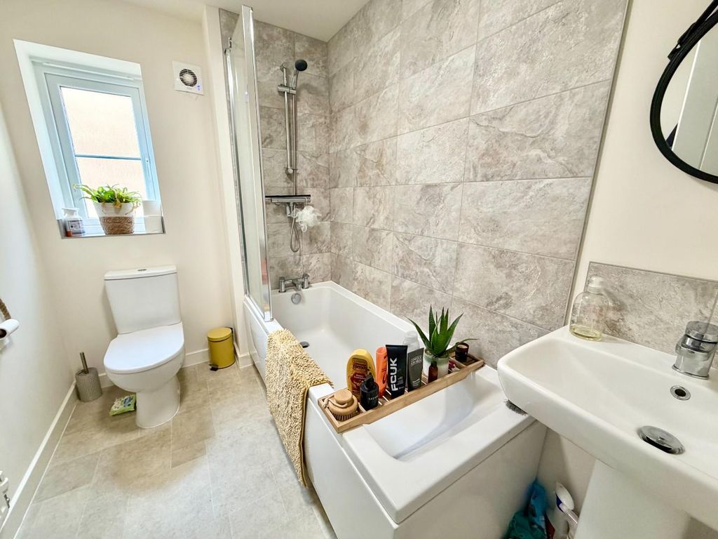 Property photo 2 of 11 Bathroom