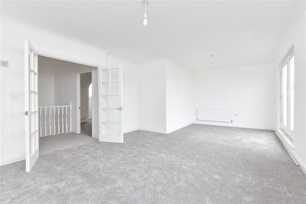 Property photo 3 of 22 Lounge