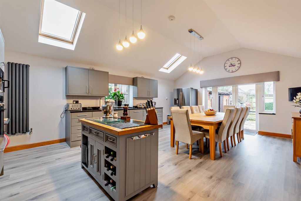 Property photo 2 of 20 Kitchen / Dining Area