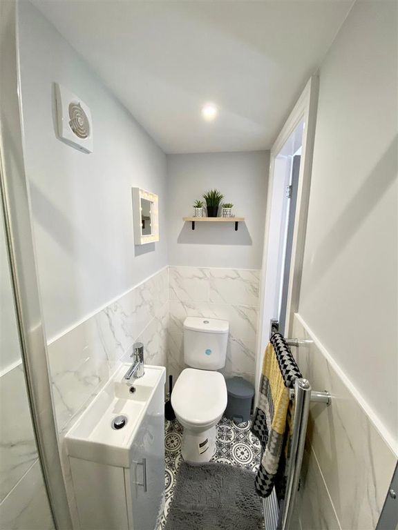 Property photo 3 of 8 2 Ensuite