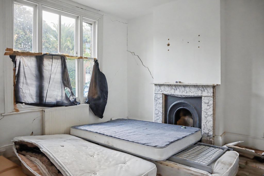 Property photo 2 of 17 92 Robertson Street, Battersea London Sw8 3Tz
