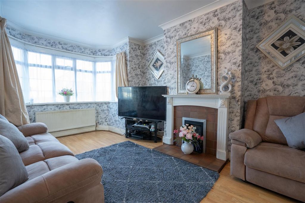 Property photo 2 of 14 Lounge