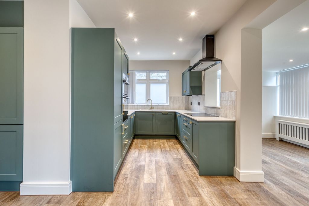 Property photo 2 of 31