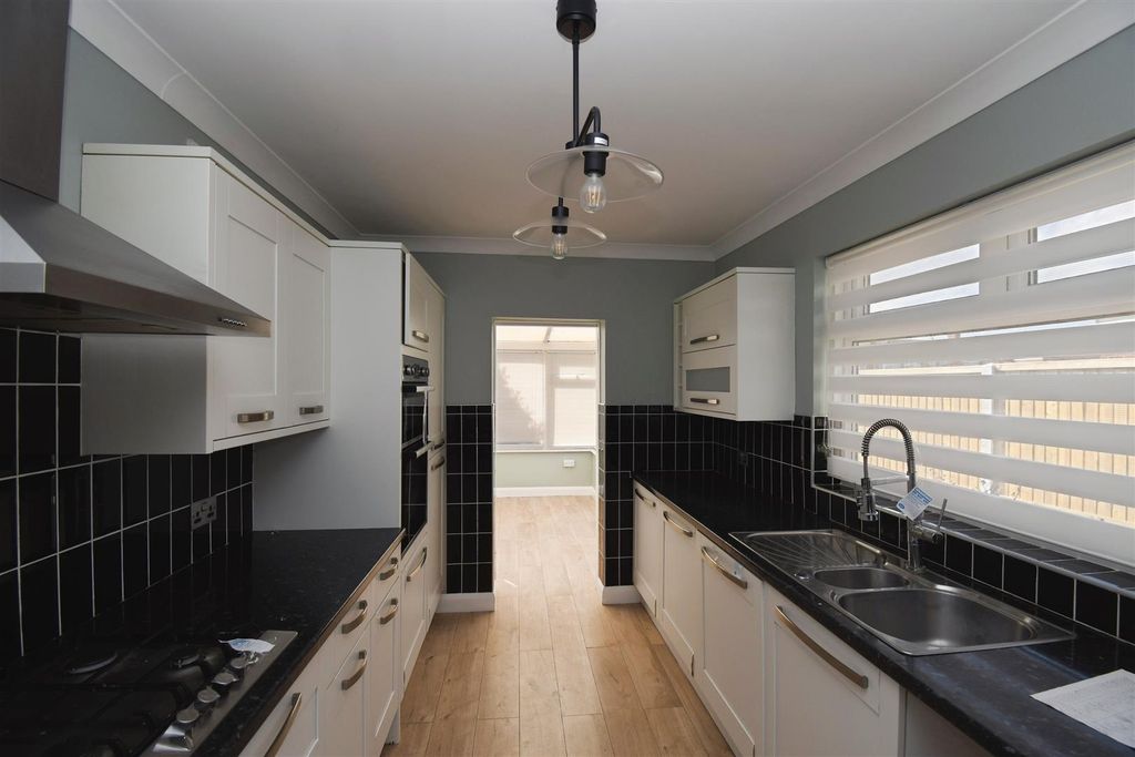 Property photo 3 of 12 Kitchen