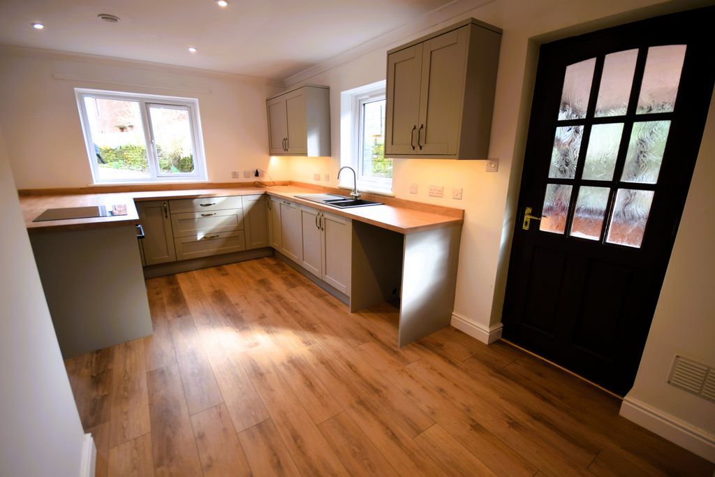 Property photo 3 of 21 Kitchen