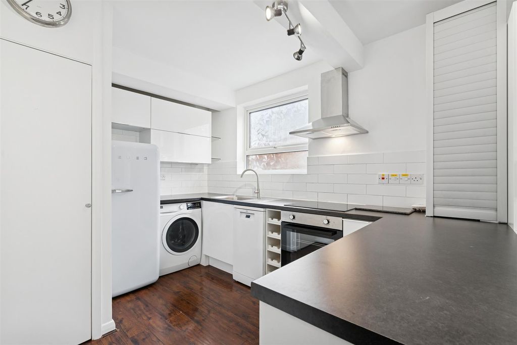 Property photo 2 of 9 Bridge Court 20 Southey Road Sw19 Kitchen 1A
