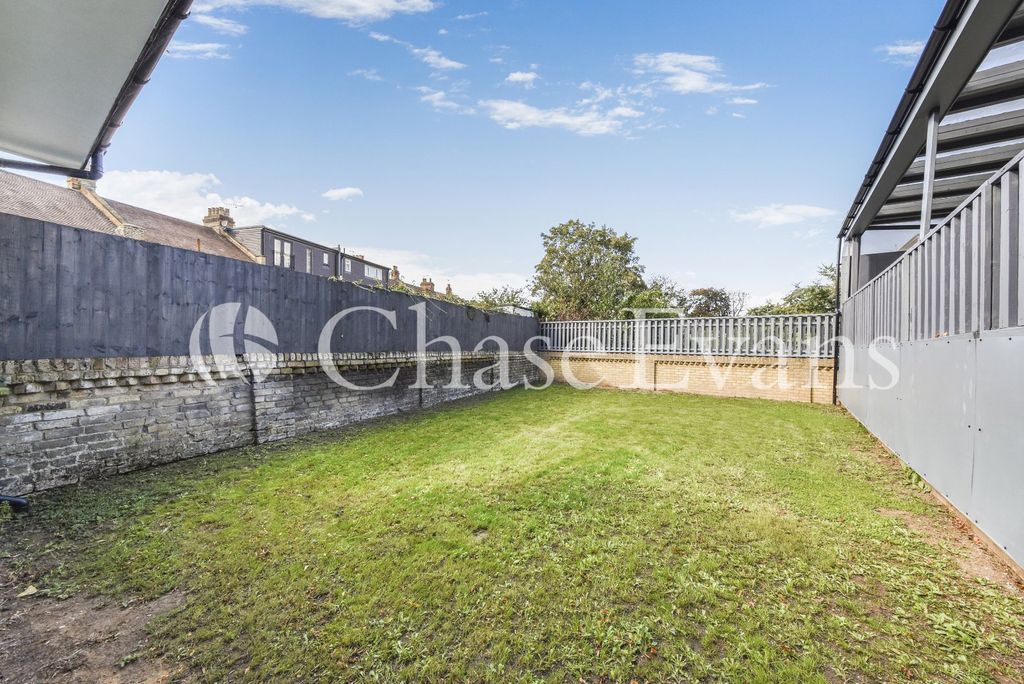 Property photo 3 of 33 Garden