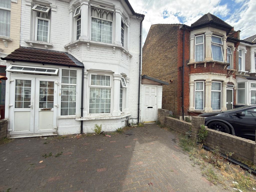 Property photo 1 of 12 Five Bedroom House Close To Ilford Town Center- £2800