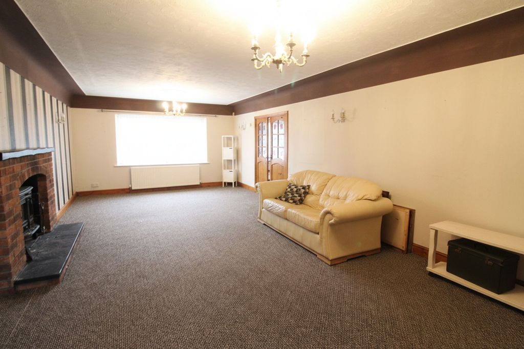 Property photo 3 of 32 Lounge